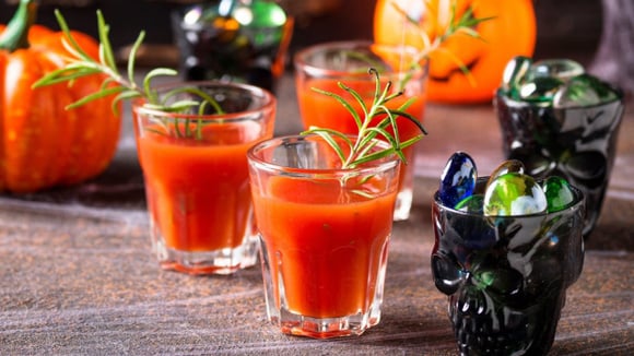 Doses de Bloody Mary em copos pequenos com ramos de alecrim (Créditos: Shutterstock)