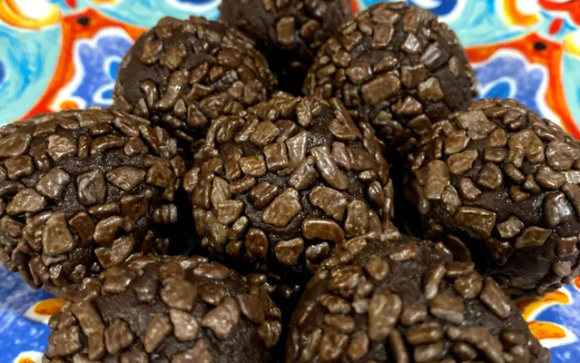 O brigadeiro vegano não usa nem leite vegetal no preparo, deixando-o mais simples e barato (Créditos: TudoGostoso)