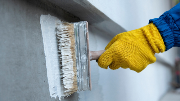 Instalar uma camada impermeabilizante nas paredes: para que serve e por que é ideal para quem tem mofo em casa