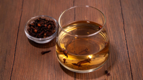Uma maneira simples de incluir o cravo na rotina é fazendo uma infusão simples, que pode ter mel ou limão (Créditos: Shutterstock)