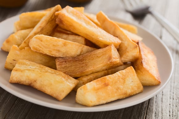 Cozinhar o aipim antes de fritar é o segredo para conseguir um interior macio e uma casquinha dourada. (créditos: Shutterstock)