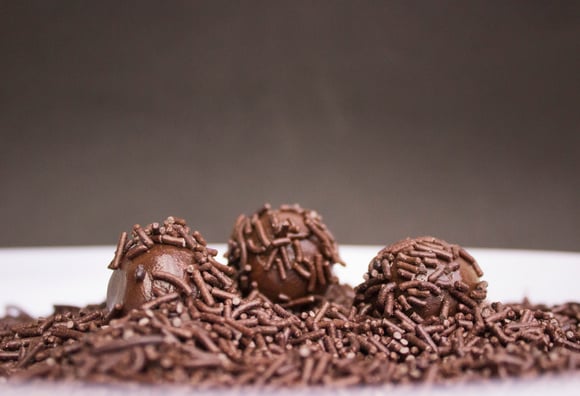 Com apenas 4 ingredientes, faça esse brigadeirão cremoso sem forno maravilhoso: nunca sobra nem uma fatia quando faço!