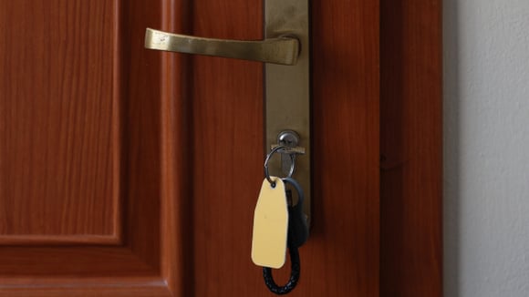 É certo ou errado deixar a chave na fechadura da porta durante a noite?