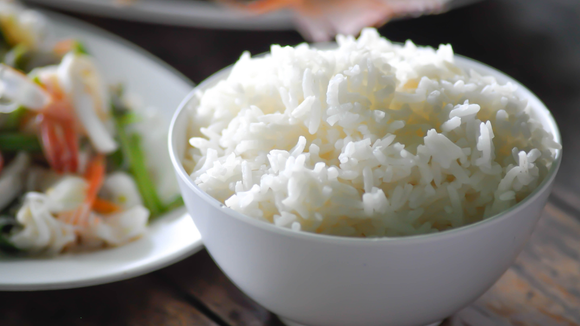 Faça seu arroz dessa forma! (Créditos: Canva)