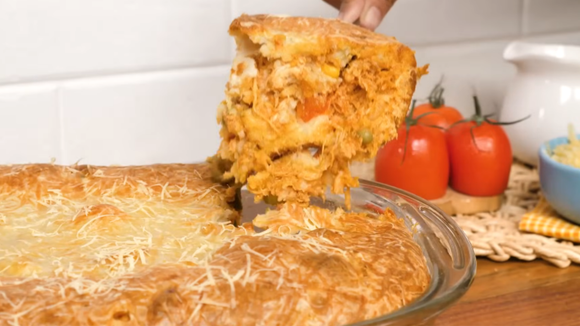 Descobri essa torta de frango de liquidificador no TudoGostoso que salvou meus almoços corridos: rápida de fazer e a massa derrete na boca