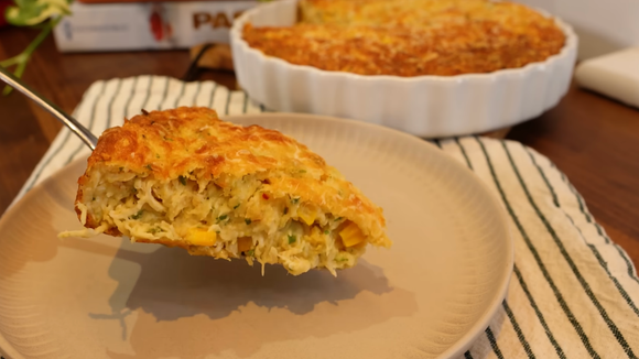 Torta de frango sem farinha de trigo com recheio suculento é prático e saboroso e até quem tem intolerância a glúten pode comer