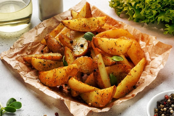 O melhor tempero pra batata assada na airfryer: o acompanhamento fica tão especial que vira prato principal
