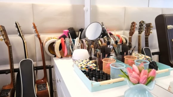Objetos pessoais da cantora estavam na casa durante entrevista de Ruth à canal no YouTube (Créditos: Reprodução / YouTube @MetrópolesTV)