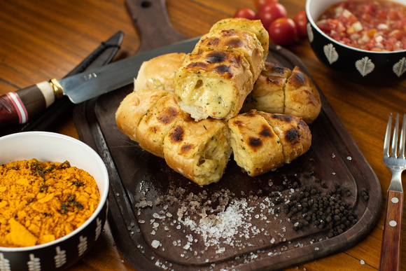Pão de alho na airfryer: dá para usar o que vem pronto do mercado ou criar o seu pão de alho caseiro do zero. (Crédito: Shutterstock)
