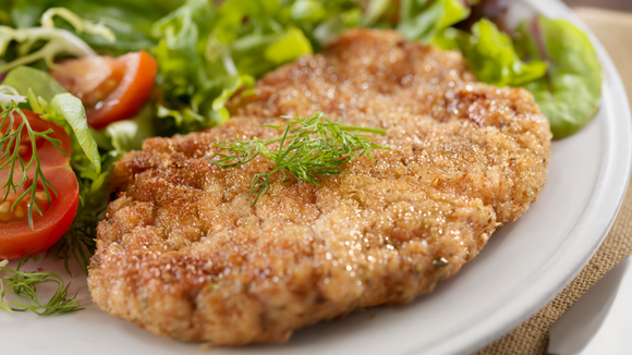 Quase ninguém faz isso antes de fritar o bife à milanesa, mas aprendi no TudoGostoso e faz toda a diferença