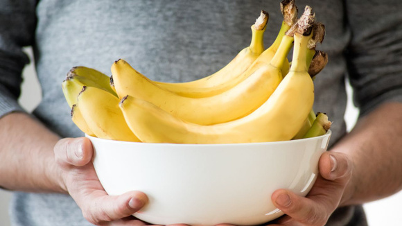 Algumas pessoas podem ter restrição no consumo de banana e devem consultar um médico ou nutricionista antes de incluí-la na dieta (Créditos: Shutterstock)