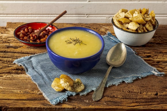 Quando o frio chega, esse caldinho de aipim com calabresa do TudoGostoso vira jantar obrigatório aqui em casa, é puro conforto!