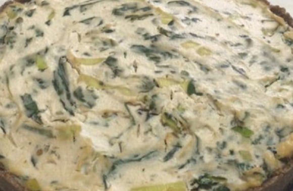 Quiche é um acompanhamento leve que fica delicioso com esse recheio de espinafre, alho-poró e tofu (Créditos: Elaine Clezar/TudoGostoso)