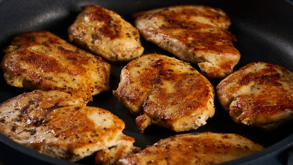 Fazer esse truque 15 minutos antes de grelhar pode transformar o peito de frango seco em uma carne suculenta: TudoGostoso explica