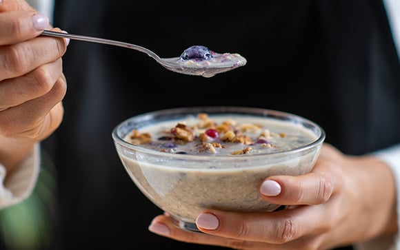 Este café da manhã, recomendado por nutricionistas, é rico em proteínas e saciante, com sabor e textura semelhantes a um pudim. É rápido e fácil de preparar