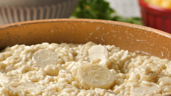 Risoto de palmito repleto de cremosidade com pedaços do vegetal na panela (Créditos: TudoGostoso)