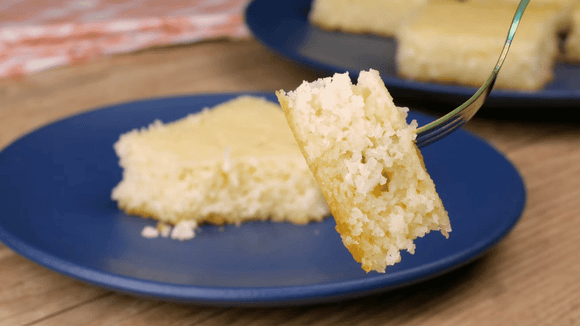 Bolo de arroz sem glúten: o truque para transformar arroz cozido em massa fofinha e surpreendente
