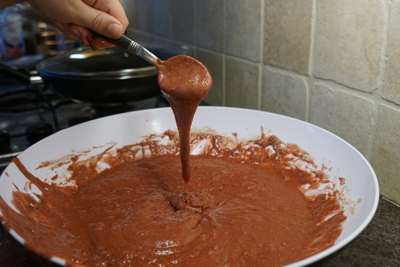 Murilo Fernandes, confeiteiro: "Foram meses testando, errando e ajustando até chegar no brownie perfeito. Essa receita me salvou quando eu comecei na confeitaria. Tem amor, tem história e, claro, uma pitada extra de chocolate"