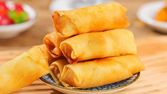 Fiz rolinho primavera em casa e ficou melhor que o do restaurante: massa fininha e crocante com recheio  de legumes delicioso!
