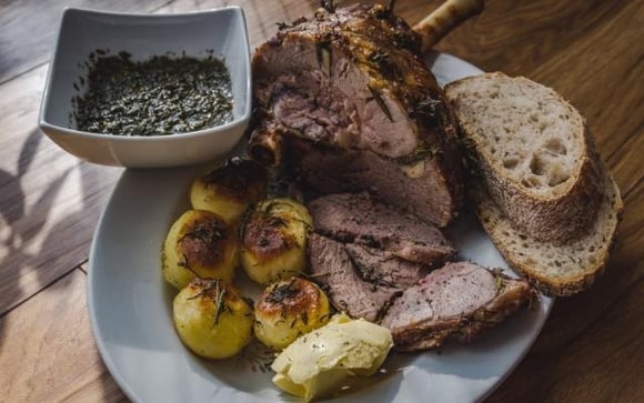 O pernil de cordeiro é um prato tradicional de Páscoa (Créditos: TudoGostoso)
