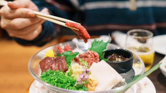 Restaurante japonês no Rio de Janeiro inclui carne de cavalo no menu e gera debate: consumo é permitido no Brasil?