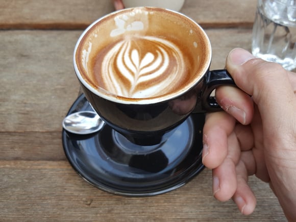 Adeus cafeteria: esse chococino caseiro fica cremoso, intenso e muito fácil de fazer em casa nos dias frios