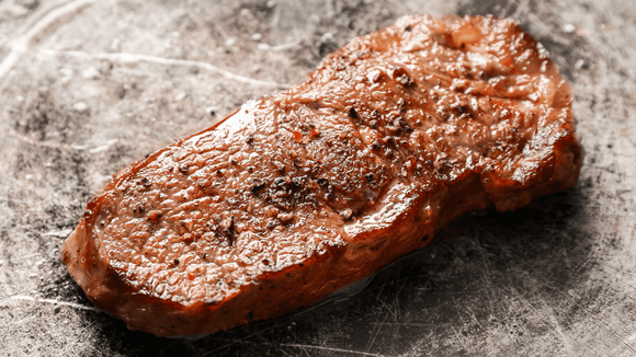 Pequenos ajustes no preparo fazem o bife de frigideira ganhar sabor e textura de restaurante. (Foto: Shutterstock)