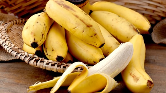 As bananas são ricas em potássio, mas será melhor comê-las de manhã ou à noite?