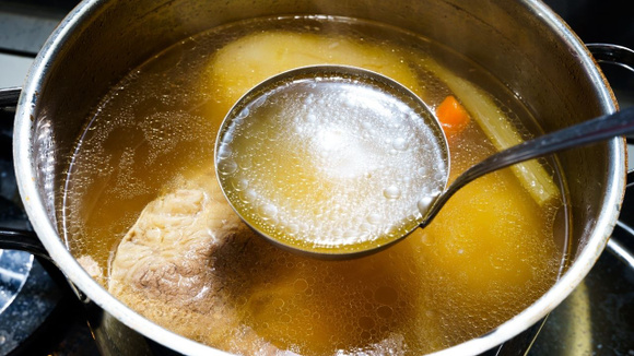Essas partes do frango são as que mais acumulam parasitas: em nenhuma circunstância adicione ao caldo