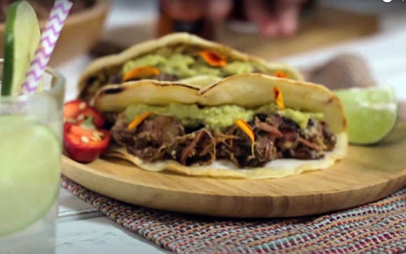 Transforme a sua tapioca em uma tortilla no estilo taco mexicano e coma com recheio doce ou salgado; receita simples e fácil de fazer