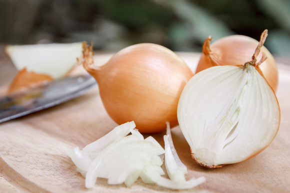 Você não sabe o que a cebola é capaz de fazer! Pare agora mesmo de guardá-la com outros vegetais!