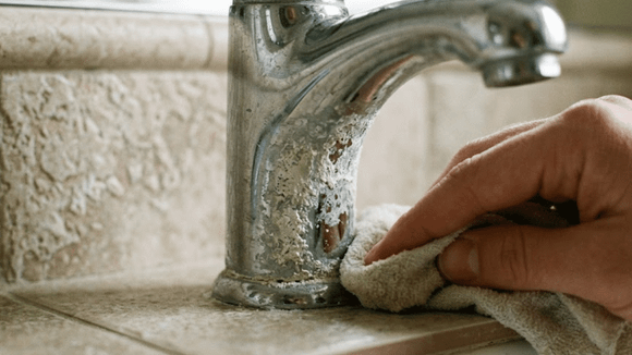 Pequenos hábitos de manutenção fazem diferença no visual da cozinha e do banheiro ao longo do tempo. (Foto: Gerada por IA)