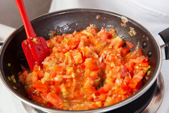 Influente chef espanhol revela grande erro que cometemos ao cozinhar esse molho: "Um sofrito não é uma cebola e dois tomates. É 100 gramas de cebola e 80 gramas de tomate"