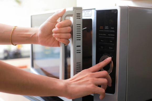 Não use o micro-ondas antes de ler essa dica que vai aumentar a durabilidade do seu eletrodoméstico