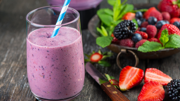Suco de frutas vermelhas ao lado de morangos, framboesas e amoras (Créditos: Shutterstock)
