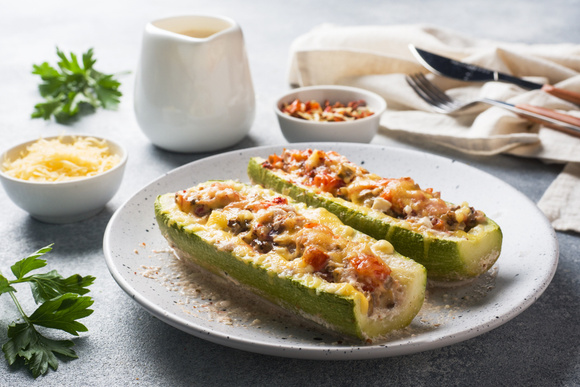 Abobrinha fácil recheada e gratinada é o almoço perfeito pra começar bem a semana: atenção ao modo de preparo para receita não ficar aguada