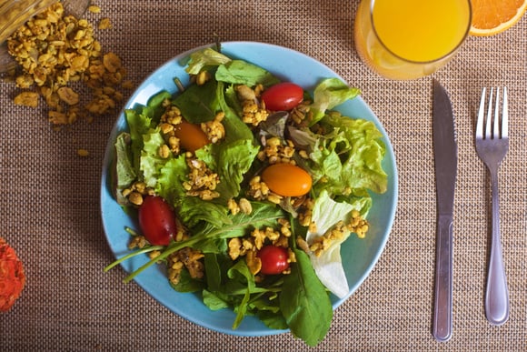 Este ingrediente secreto (barato) fará com que você realmente anseie por comer salada: eu o uso há 20 anos