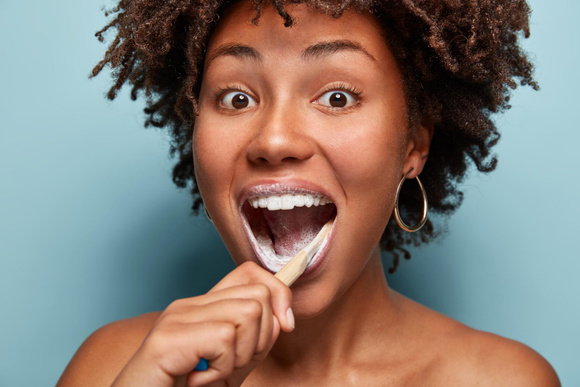 O que não fazer ao escovar os dentes, segundo dentista: "Ao molhar, você está diluindo a pasta de dente e fazendo com que seja muito menos eficaz"