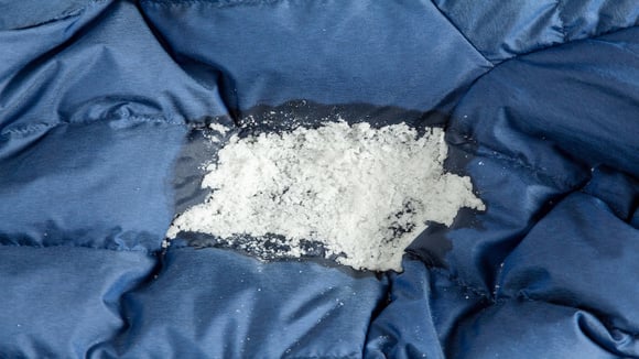 Especialistas em lavanderia concordam: adicione meia xícara de sal grosso na lavagem de roupas escuras e veja o que acontece