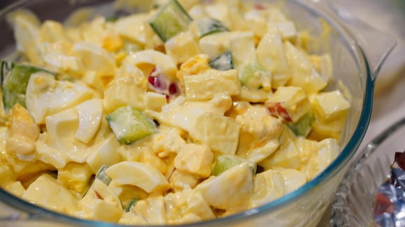 Depois que aprendi essa receita com um chef argentino, nunca mais fiz salada de batata e ovo do mesmo jeito