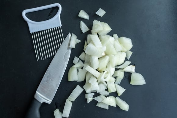 Pouca gente sabe por que a cebola fica amarga depois de cortada, mas o TudoGostoso explica como evitar e salvar suas receitas