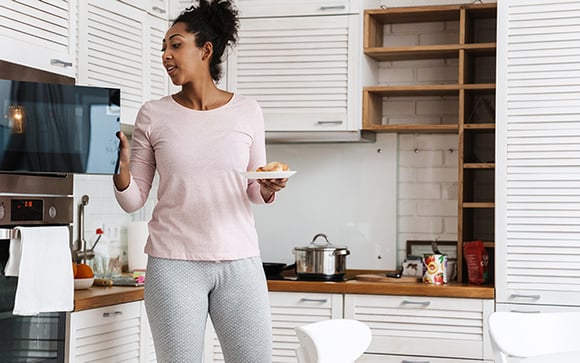 Por que o micro-ondas estala enquanto esquenta comida? Explicação é muito mais simples do que você imagina