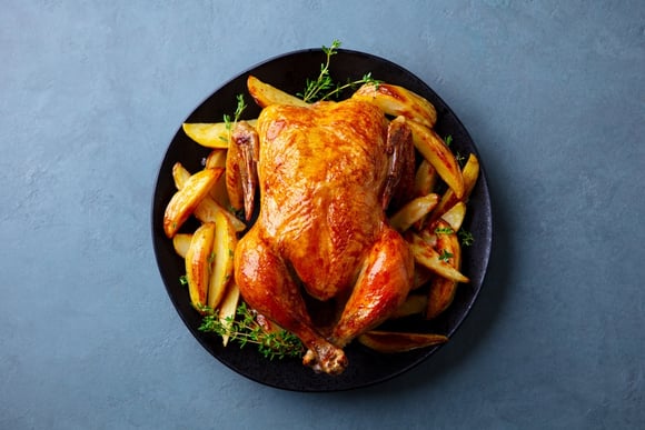 O que servir em um Natal econômico: essa receita de frango assado é a solução dos seus problemas