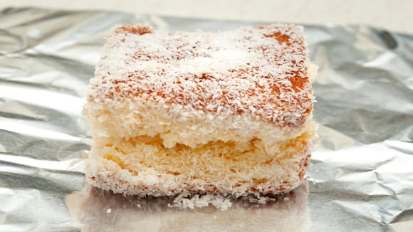 Todo mundo pede esse bolo de coco gelado e molhadinho no verão, é a sobremesa perfeita para dias quentes