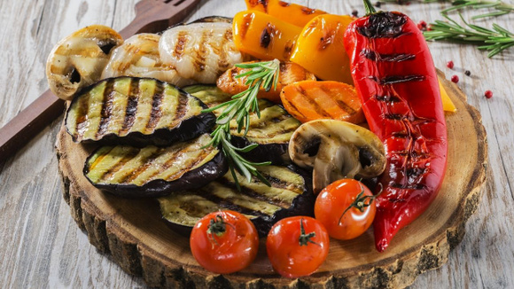 Churrasco vegano composto de berinjela, cogumelos, cebola e outros vegetais grelhados (Créditos: Shutterstock)