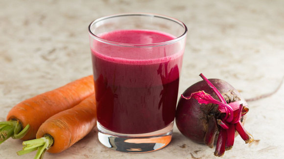 O suco de cenoura, beterraba e limão vai ser tornar um dos seus sucos detox preferidos. (Créditos: Shutterstock)
