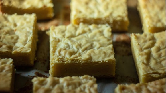 Até quem não domina tantas técnicas culinárias consegue fazer esse brownie delicioso em casa (Créditos: Shutterstock)
