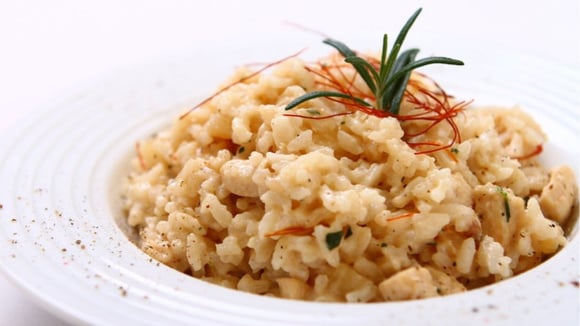 Risoto de bacalhau com sabor marcante finalizado com temperos diversos (Créditos: TudoGostoso)
