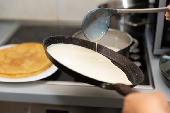Se panqueca grudada é um problema, esta frigideira antiaderente vai ser sua aliada na cozinha