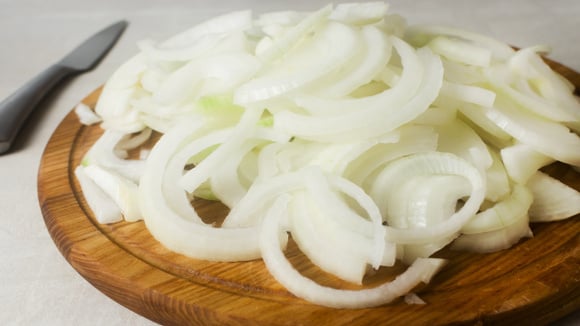 Pequenas mudanças na forma de cortar a cebola podem transformar o resultado dos pratos. (Foto: Shutterstock)